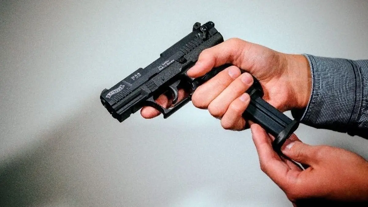 Eine Schreckschusswaffe haben Kinder in Zehdenick gefunden (Symbolfoto).
ARCHIV - ILLUSTRATION - Hände laden am 27.11.2015 in Dresden (Sachsen) eine Schreckschuss-Pistole "Walther P22" mit einem Magazin. (zu dpa «Hessen rüstet auf - Kleiner Waffenschein stark gefragt» vom 19.01.2017) Foto: Oliver Killig/dpa-Zentralbild/dpa +++(c) dpa - Bildfunk+++ | Verwendung weltweit