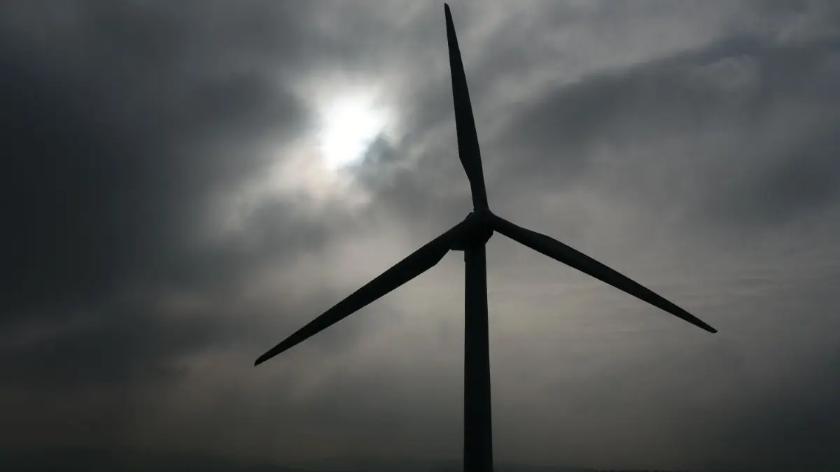 Das Landratsamt als untere Naturschutzbehörde tendiert dazu, die beiden umstrittenen Windkraftanlagen auf Ebersbacher Markung, nahe bei Uhingen-Baiereck zu genehmigen.
Eine Windkraftanlagen dreht sich am 08.02.2017 bei Illmensee (Baden-Württemberg) auf einer Wiese (Luftaufnahme mit einer Drohne).(zu dpa: «Urteil im Betrugsprozess um Windkraftanlagen erwartet») Foto: Felix Kästle/dpa +++(c) dpa - Bildfunk+++ Foto: Felix Kästle/dpa +++(c) dpa - Bildfunk+++