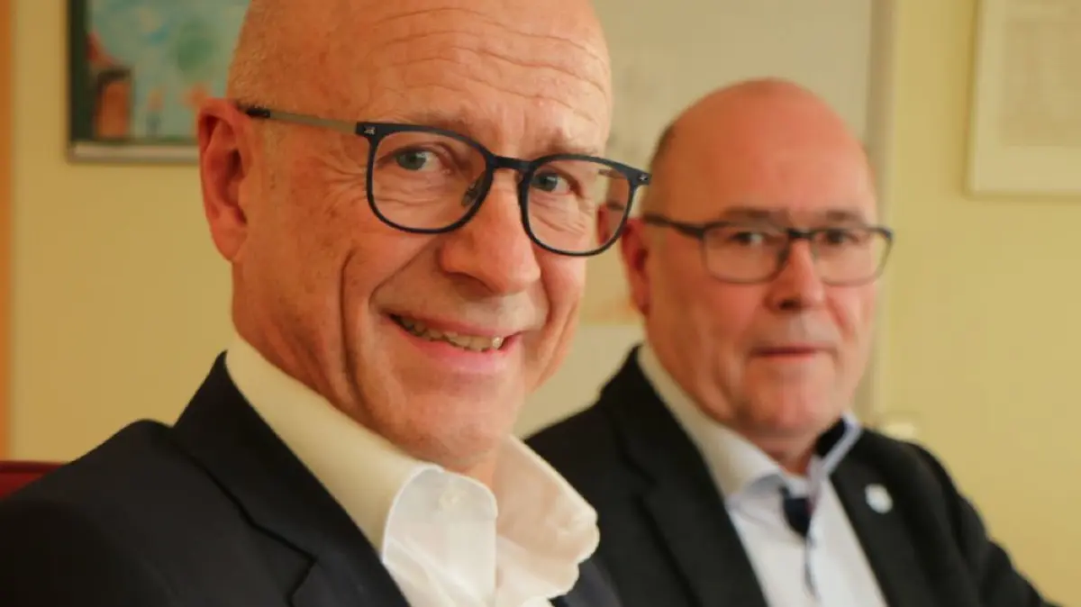 „Wir müssen die Krankenhausversorgung im Kreis gemeinsam voranbringen. Dabei hat es keinen Wert, wenn der eine über den anderen bestimmt“, sagt Landrat Gerhard Bauer (links) mit Blick auf eine mögliche gesellschaftsrechtliche Verbindung von Kreisklinikum Crailsheim und Haller Diak. Kreisklinikum-Geschäftsführer Werner Schmidt sieht das ebenso.