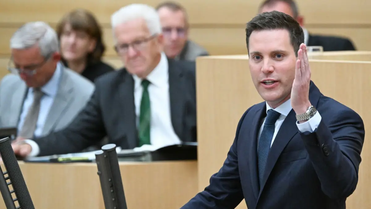 CDU-Fraktionschef im Landtag, bald Parteichef – und wahrscheinlich auch Spitzenkandidat für die Landtagswahl. Manuel Hagel könnte Nachfolger von Winfried Kretschmann (Grüne) werden. Hat er das Zeug dazu?
27.09.2023, Baden-Württemberg, Stuttgart: Manuel Hagel (r), CDU-Fraktionsvorsitzender im Landtag von Baden-Württemberg, spricht im Landtag bei einer Debatte zur Halbzeitbilanz der grün-schwarzen Regierung. Links sitzen Thomas Strobl (l CDU), Innenminister von Baden-Württemberg, und Winfried Kretschmann (Bündnis 90/Die Grünen), Ministerpräsident von Baden-Württemberg. Foto: Bernd Weißbrod/dpa +++ dpa-Bildfunk +++