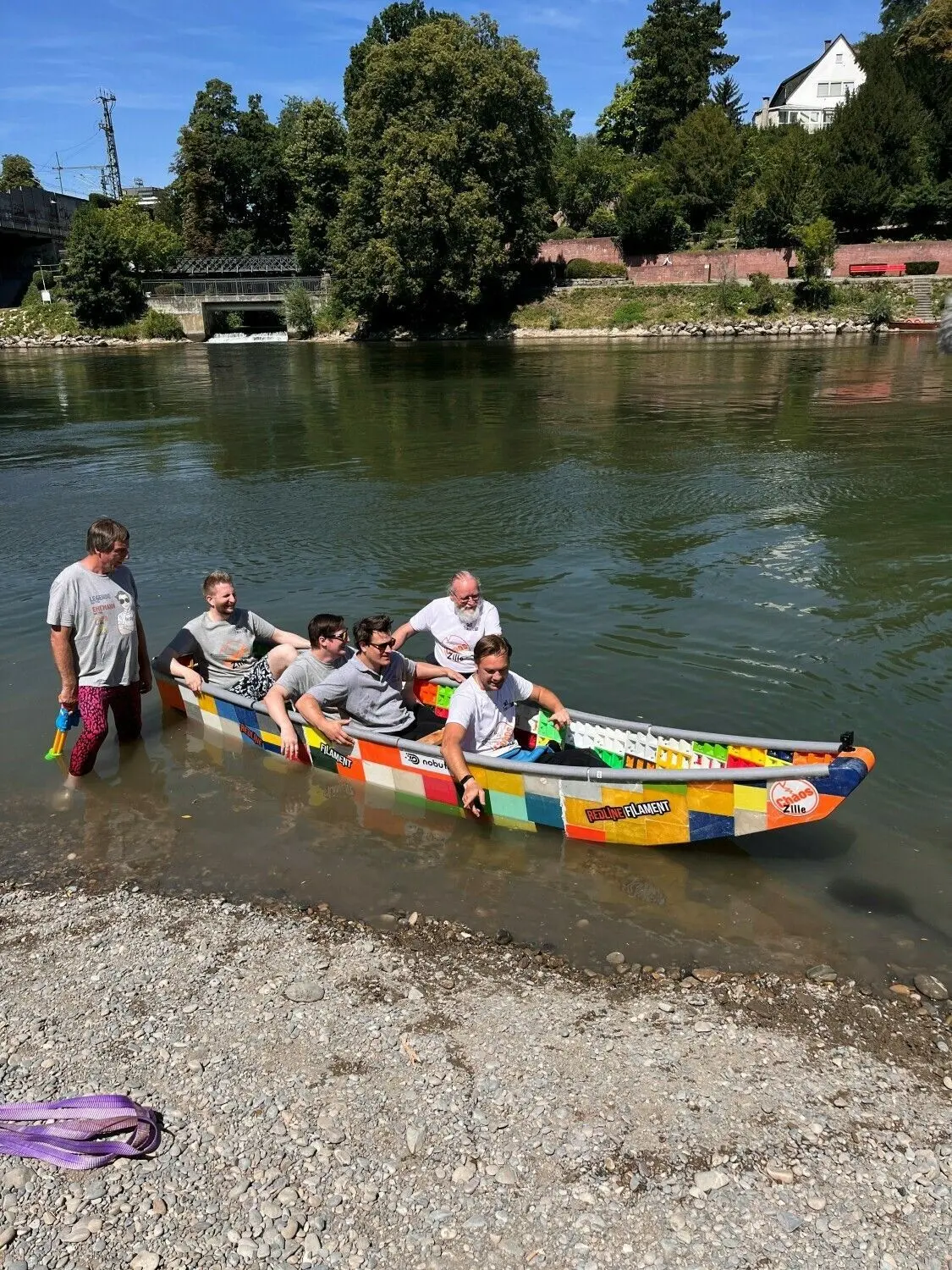 Hält sie? Christian Gräf (vorne) und seine Mitstreiter in ihrer 3D-Druck-Zille auf der Donau beim Nabada 2022.