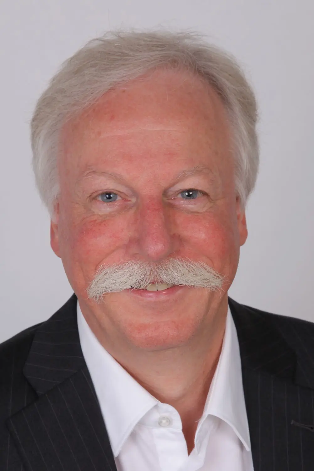 Martin Kranert ist seit Oktober 2002 Inhaber des Lehrstuhls für Abfallwirtschaft und Abluft am Institut für Siedlungswasserbau, Wassergüte- und Abfallwirtschaft der Universität Stuttgart. Er ist außerdem Direktor dieses Institutes ⇥