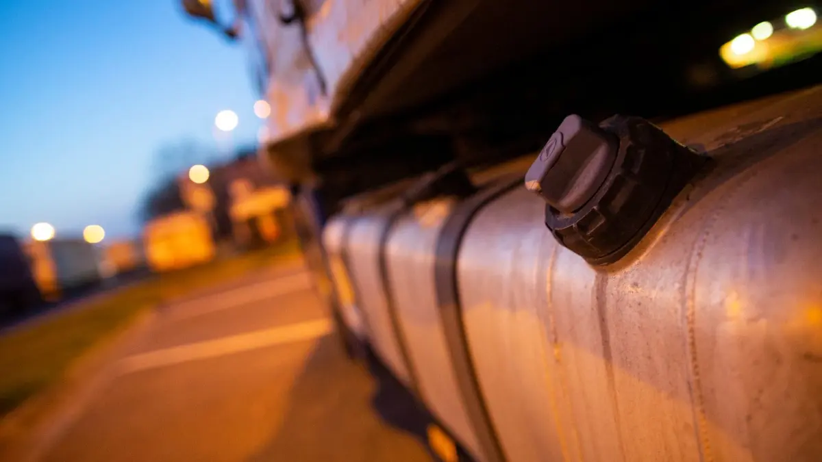 Tanken ohne zu bezahlen: Wegen hoher Spritpreise gibt es in Berlin und Brandenburg drastisch mehr Diebstähle von Benzin und Diesel.
ILLUSTRATION - 21.03.2022, Nordrhein-Westfalen, Siegburg: Autobahnrastplatz Siegburg-Ost an der Autobahn A3. Der Dieseltank eines Lastkraftwagens. (zu dpa: Mehr Dieseldiebstähle wegen hoher Spritpreise) Foto: Thomas Banneyer/dpa +++ dpa-Bildfunk +++