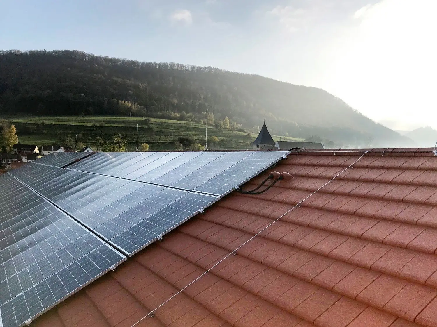 209 Module auf einer Fläche von 345 Quadratmetern befinden sich auf dem Dach des Degginger Bürgerzentrums und  erzeugen pro Jahr etwa 57 000 Kilowattstunden Strom.⇥