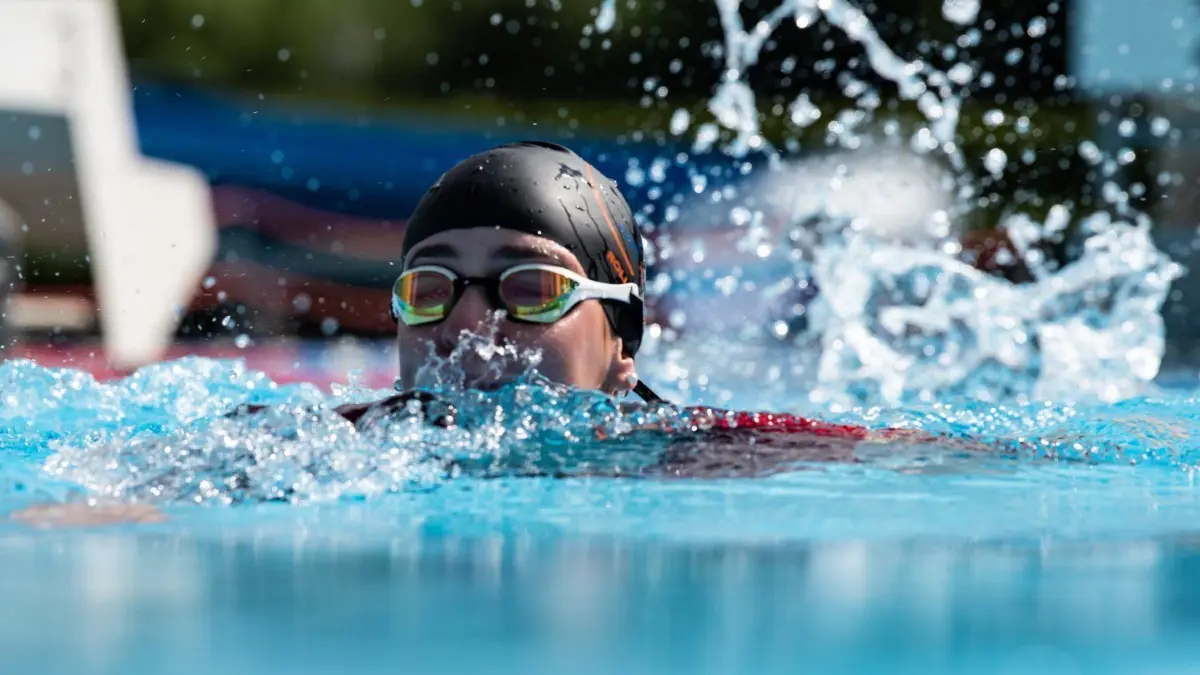 Mit der Schwimm-Abteilung im SSV 46 geht es wieder aufwärts.
Schwimmerin Emilia zieht im 50-Meter-Becken im Freibad Brauweg ihre Bahnen. Nach der Lockerung der Maßnahmen zur Eindämmung des Coronavirus startet das Freibad unter Beachtung der noch geltenden Beschränkungen in die Saison. +++ dpa-Bildfunk +++