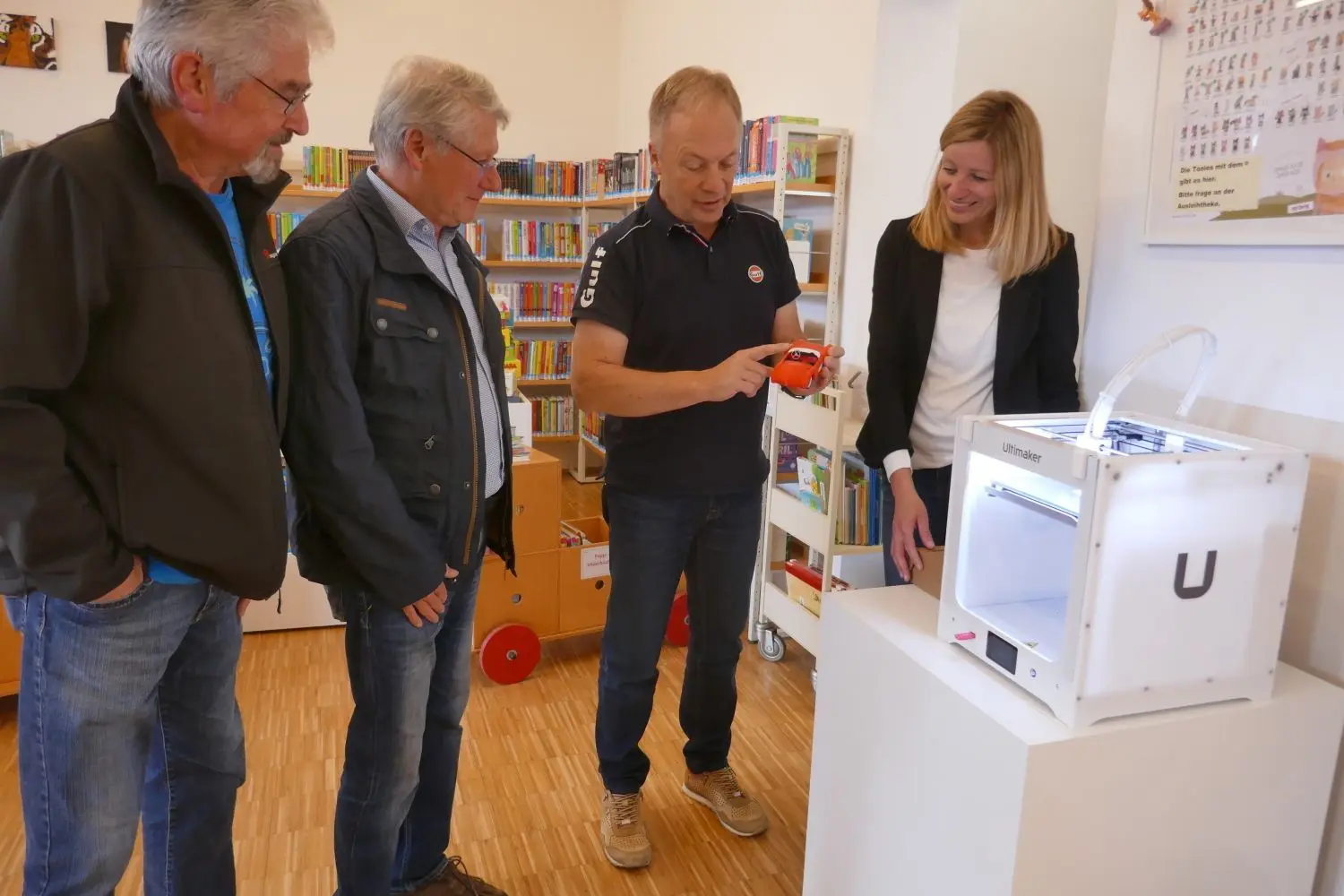Viele interessieren sich für den 3D-Drucker. Michael Brückmann gibt eine Einführung.
