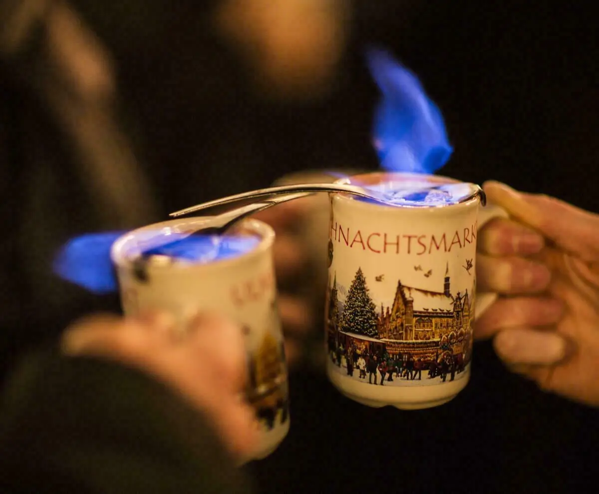 Die Feuerzangenbowle ist ein beliebtes Getränk auf dem Ulmer Weihnachtsmarkt.