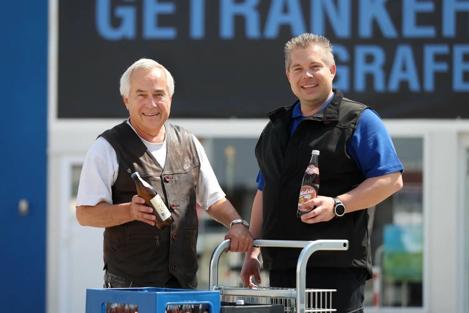 Sven Bader, hier mit seinem Vater Hermann, der ebenfalls im Getränkemarkt mitarbeitet, hat noch einige Pläne für das Gelände des ehemaligen Busunternehmens „Bader Reisen.“