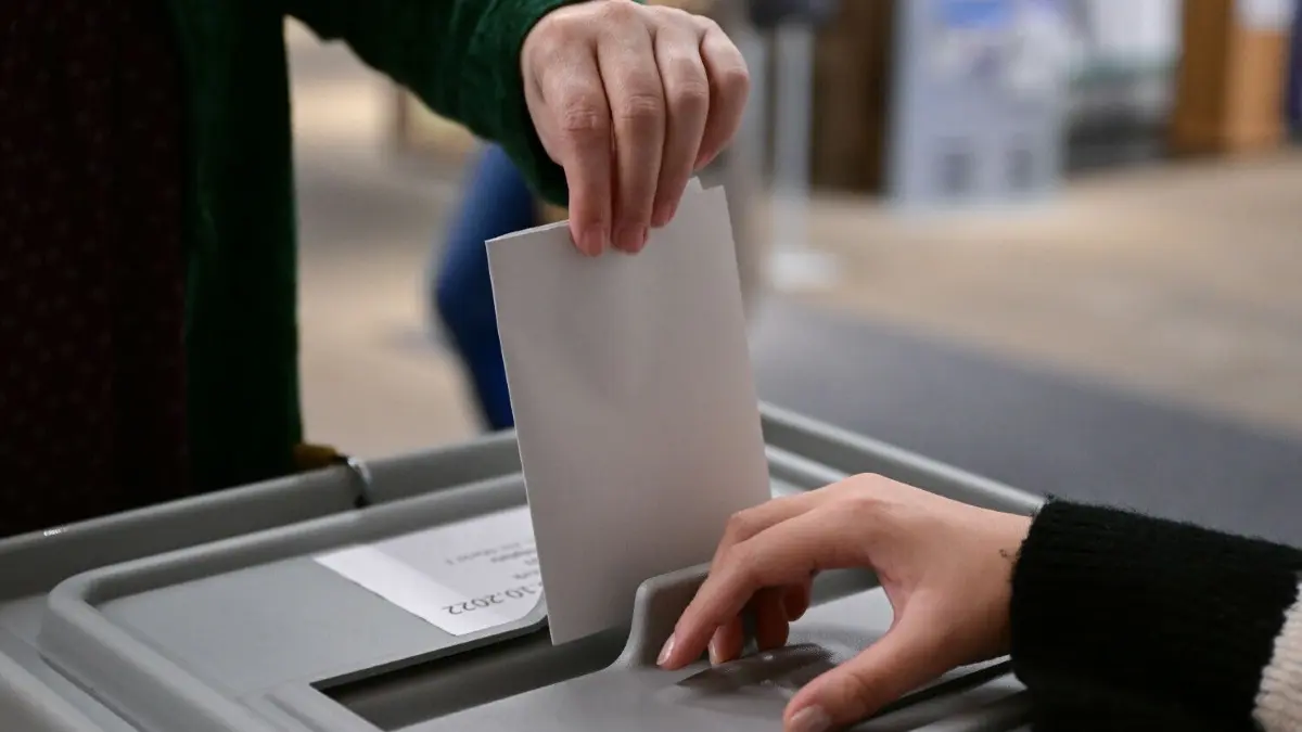 In zwei Gemeinden in der Region Ehingen stehen am Sonntag Bürgermeisterwahlen an (Symbolbild).
23.10.2022, Baden-Württemberg, Tübingen: Ein Wähler steckt bei der Wahl zum Oberbürgermeister der Stadt seinen Wahlzettel in eine Urne. Foto: Bernd Weißbrod/dpa +++ dpa-Bildfunk +++