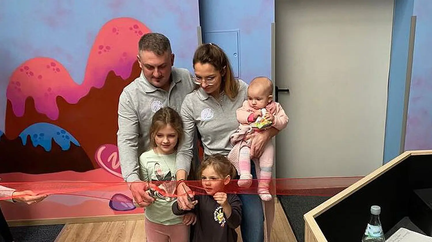 Das symbolträchtige rote Band durchschnitten haben Artur und Anna Kessler mit den Kindern Ariana, Darian und Maria.