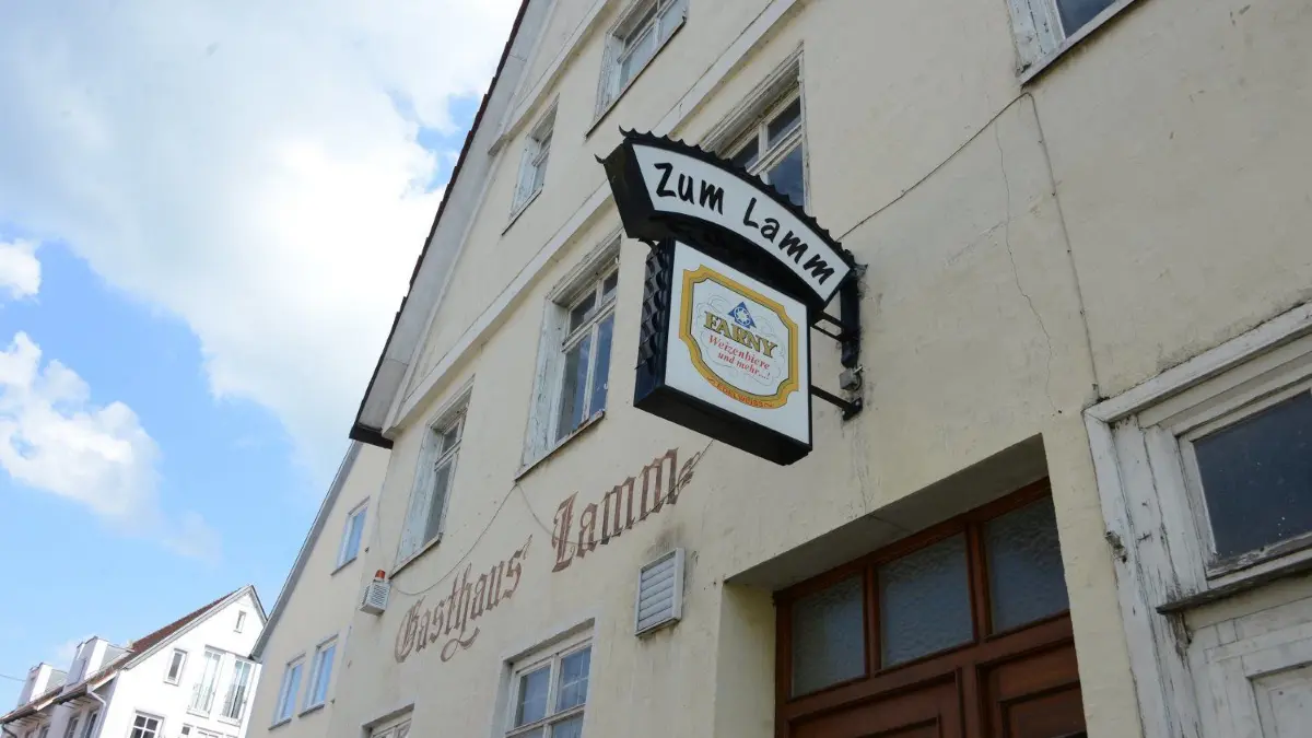 Die Gasthäuser „Lamm“ (oben) und „Löwen“ in Munderkingen sind beide stark sanierungsbedürftig. Das soll nun passieren. ⇥
Gasthäuser in Munderkingen