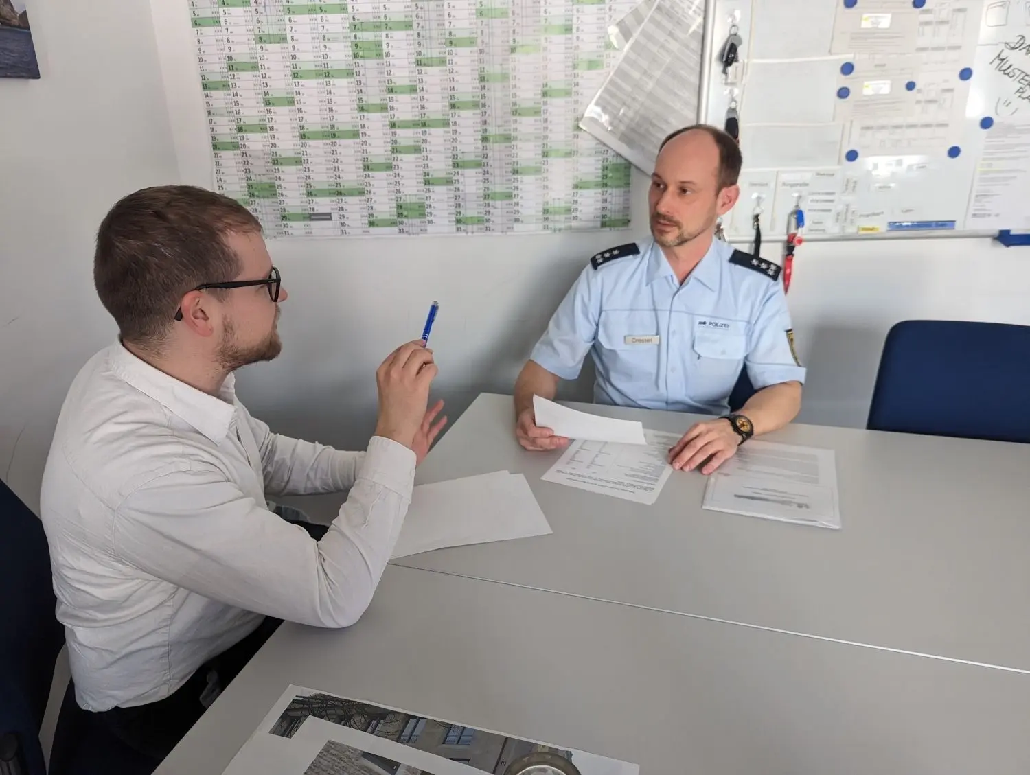 Sven Dressel im Gespräch mit Redakteur Luca Schmidt. ⇥