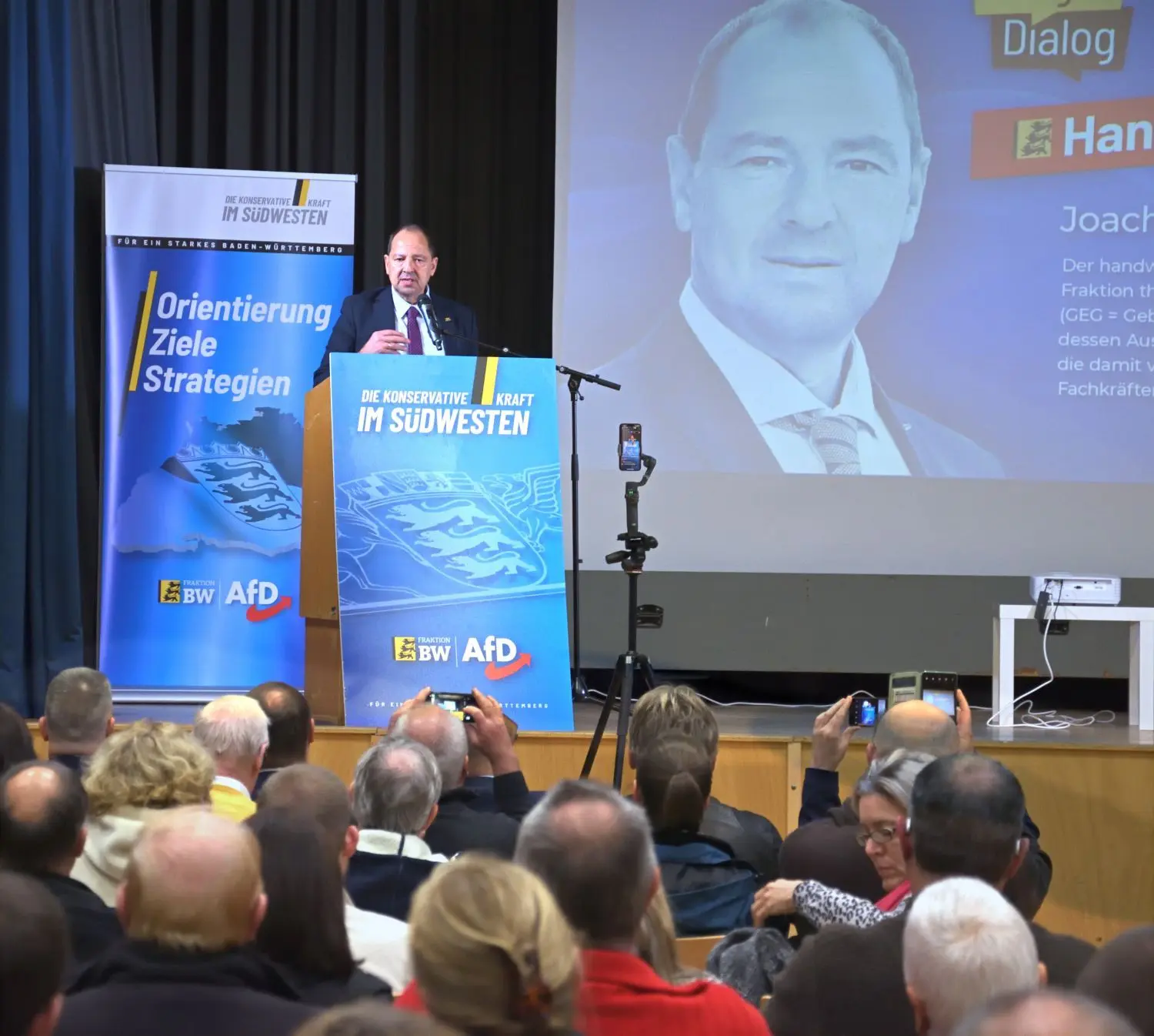 AfD lädt zum Bürgerdialog mit 160 Besuchern, zur Gegendemo kommen 200 Menschen. Alles bleibt friedlich.