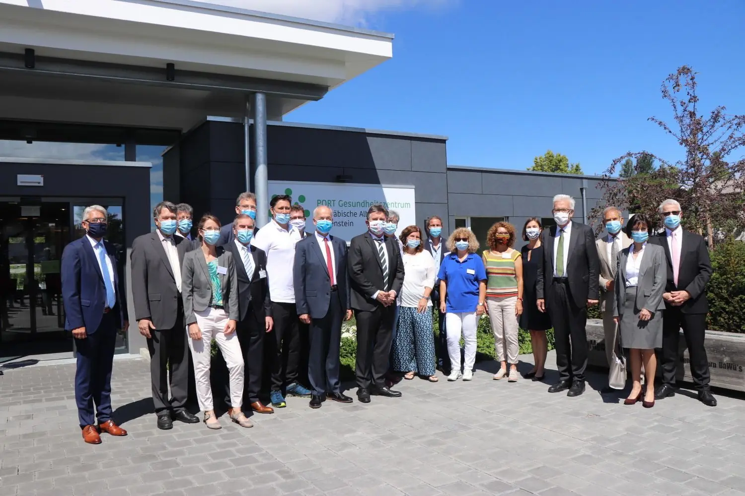 Ministerpräsident Winfried Kretschmann (4.v.r.) und Minister Manne Lucha (7.v.l.) besuchten gestern das PORT Gesundheitszentrum in Bernloch, wo sie auch von Bürgermeister Jochen Zeller (l.) begrüßt wurden.
