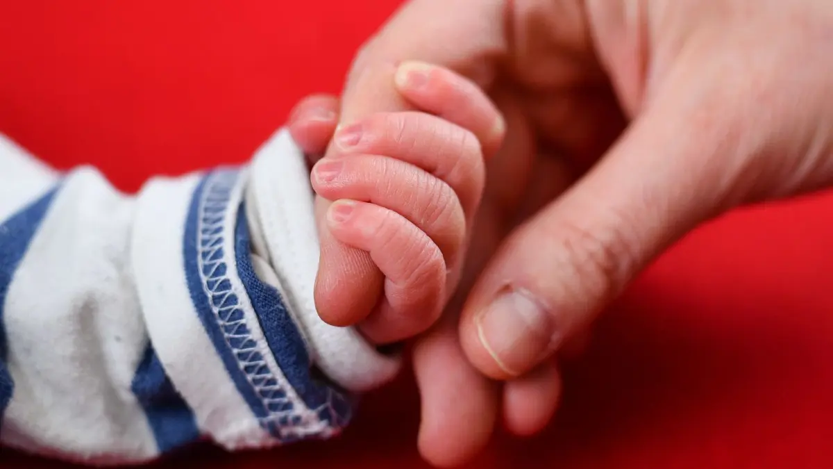 Fürsorge: Kinderärzte kurieren nicht nur ihre kleinen Patienten. Sie sind auch die erste Anlaufstelle in Sachen Vorsorge, führen beispielsweise die sogenannten U-Untersuchungen durch (Symbolbild).
ILLUSTRATION - Für frischgebackene Mütter mit Corona-Infektion ist nach der Geburt Hautkontakt mit dem Säugling weiter erlaubt - Küssen aber nicht. Foto: Uwe Anspach/dpa-mag - Honorarfrei nur für Bezieher des Dienstes dpa-Magazin +++ dpa-Magazin +++