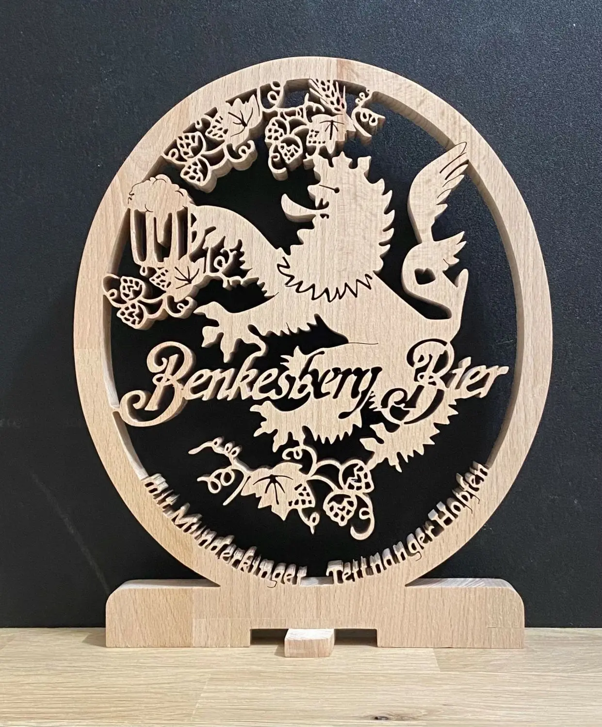 Auch das Logo des traditionellen Munderkinger Fasnetsbiers hat Armin Erhart aus Holz ausgesägt.