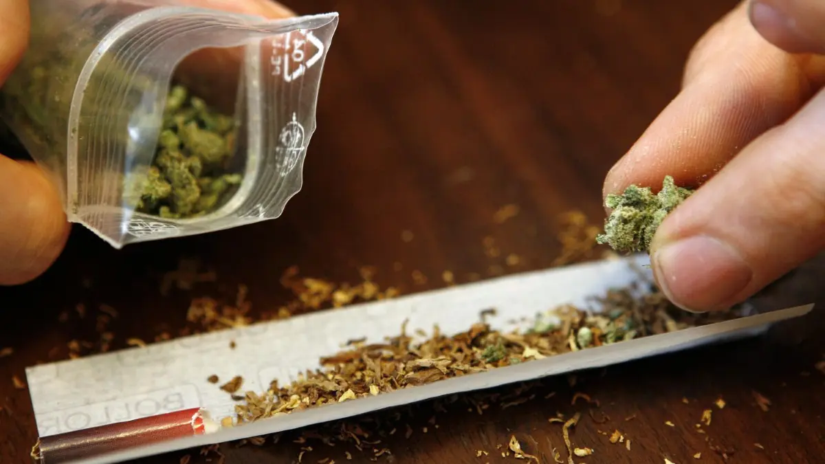 Ein Drogendealer aus Neuruppin musste sich vor dem Amtsgericht wegen des Handels mit Betäubungsmitteln in nicht geringer Menge verantworten. In seiner Wohnung wurden knapp 800 Gramm Marihuana, Bargeld und eine geringe Menge Kokain gefunden. Am Dienstag fällte die Richterin das Urteil gegen den 37-Jährigen.
ARCHIV - 30.11.2006, Bayern, Würzburg: ARCHIV - ILLUSTRATION - Ein Mann dreht sich in Würzburg (Bayern) einen Joint mit Marihuana. (zu dpa «Brandenburg lehnt Berliner Bestimmungen zum Cannabis-Besitz ab» vom 07.05.2021) Foto: Daniel Karmann/dpa +++ dpa-Bildfunk +++