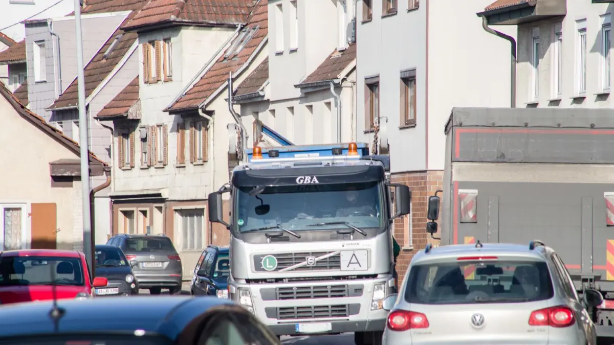 Wie die Ortsdurchfahrt von Jebenhausen vom Verkehr entlastet werden kann, bleibt umstritten.