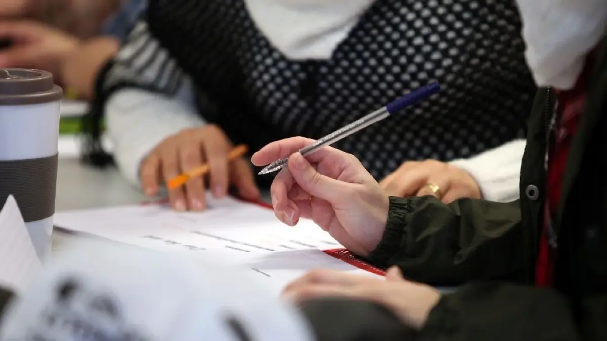 Eine Berliner Anwältin übernimmt Vormundschaft und Betreuung von zwei unbegleiteten afghanischen Brüdern. Es folgen zahlreiche Hürden. (Symbolbild)
ARCHIV - 05.11.2015, Rheinland-Pfalz, Mainz: Teilnehmerinnen eines Integrationskurses für Frauen lernen im Projekt "Arbeit & Leben" Deutsch. (Illustration zu dpa "Studie: Zuwanderer kommen beim Thema Migration selten zu Wort") Foto: picture alliance / dpa +++ dpa-Bildfunk +++