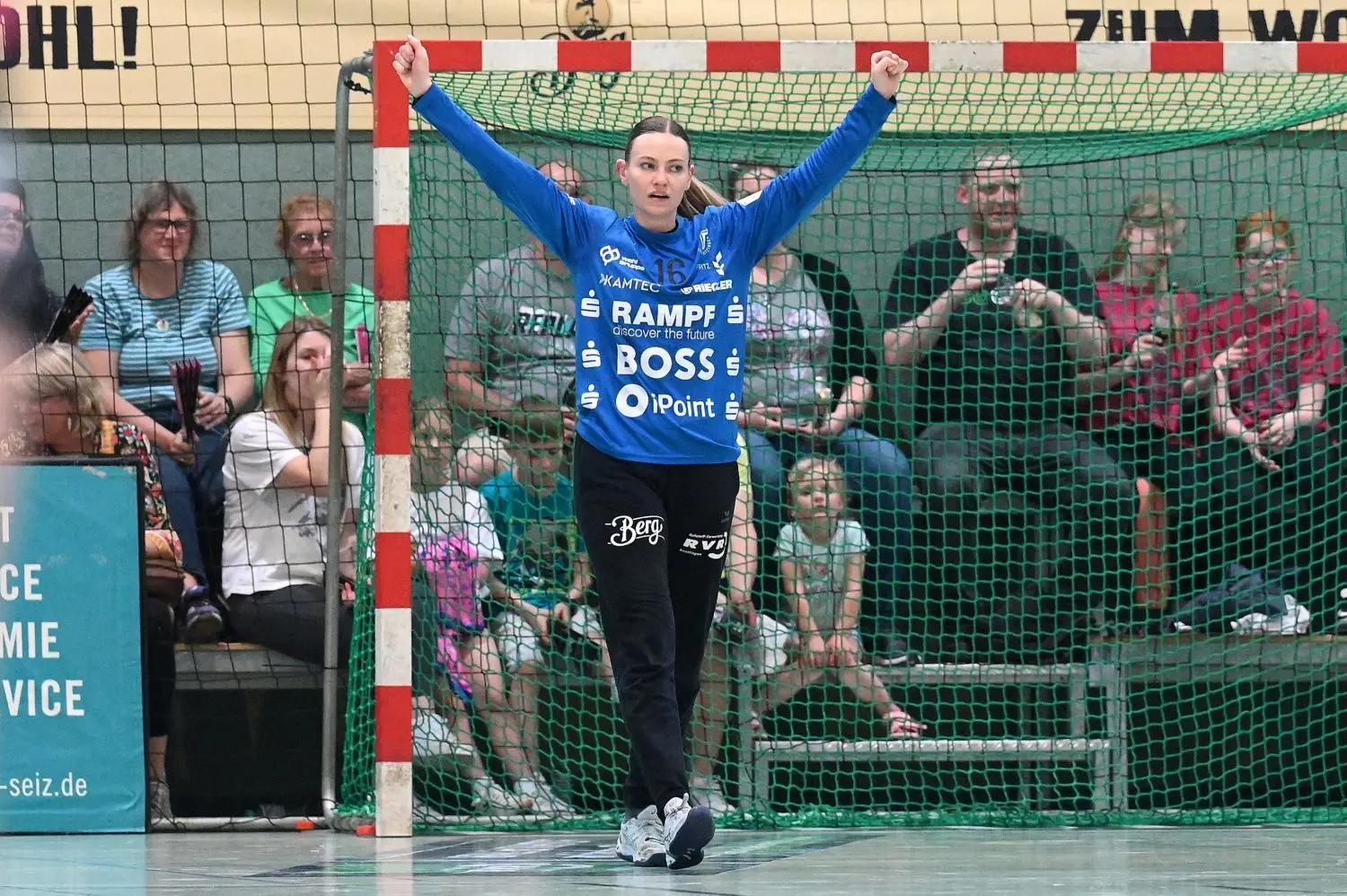 Lea Schüpbach begeisterte zwischen den Pfosten bei den TusSies. Drei Siebenmeter in nicht einmal fünf Minuten zu fischen, passiert im Handball nicht alle Tage.