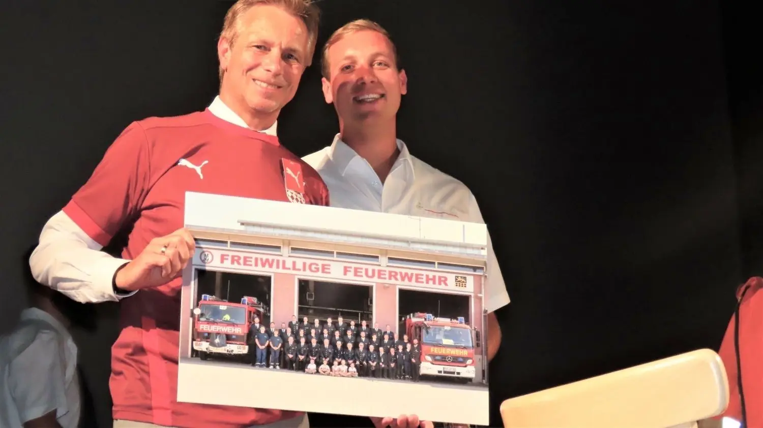 Die Feuerwehr ist mit einem Sketch, mit einem Redebeitrag des Kommandanten und mit einem Abschiedsgeschenk vertreten.