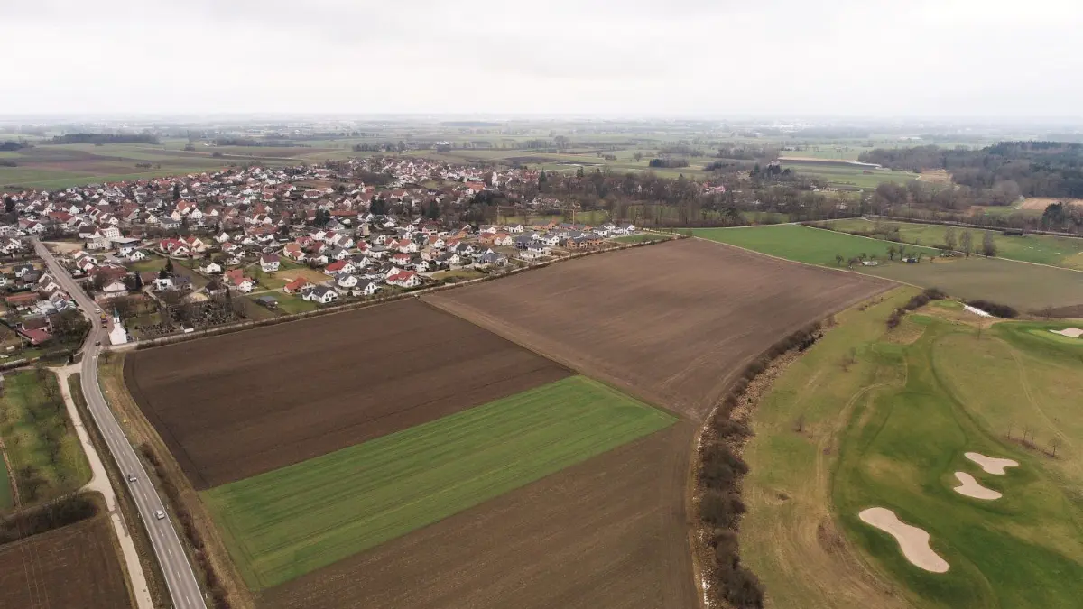 Blick auf Rißtissen aus Richtung Ehingen. Die geplante Ortsumfahrung soll von der bestehenden L259 (links) abzweigen und zwischen Baugebiet und Golfplatz (rechts) verlaufen.⇥
Blick von der L259 aus Richtung Ehingen. Die geplante Ortsumfahrung soll zwischen Baugebiet und Golfplatz verlaufen.