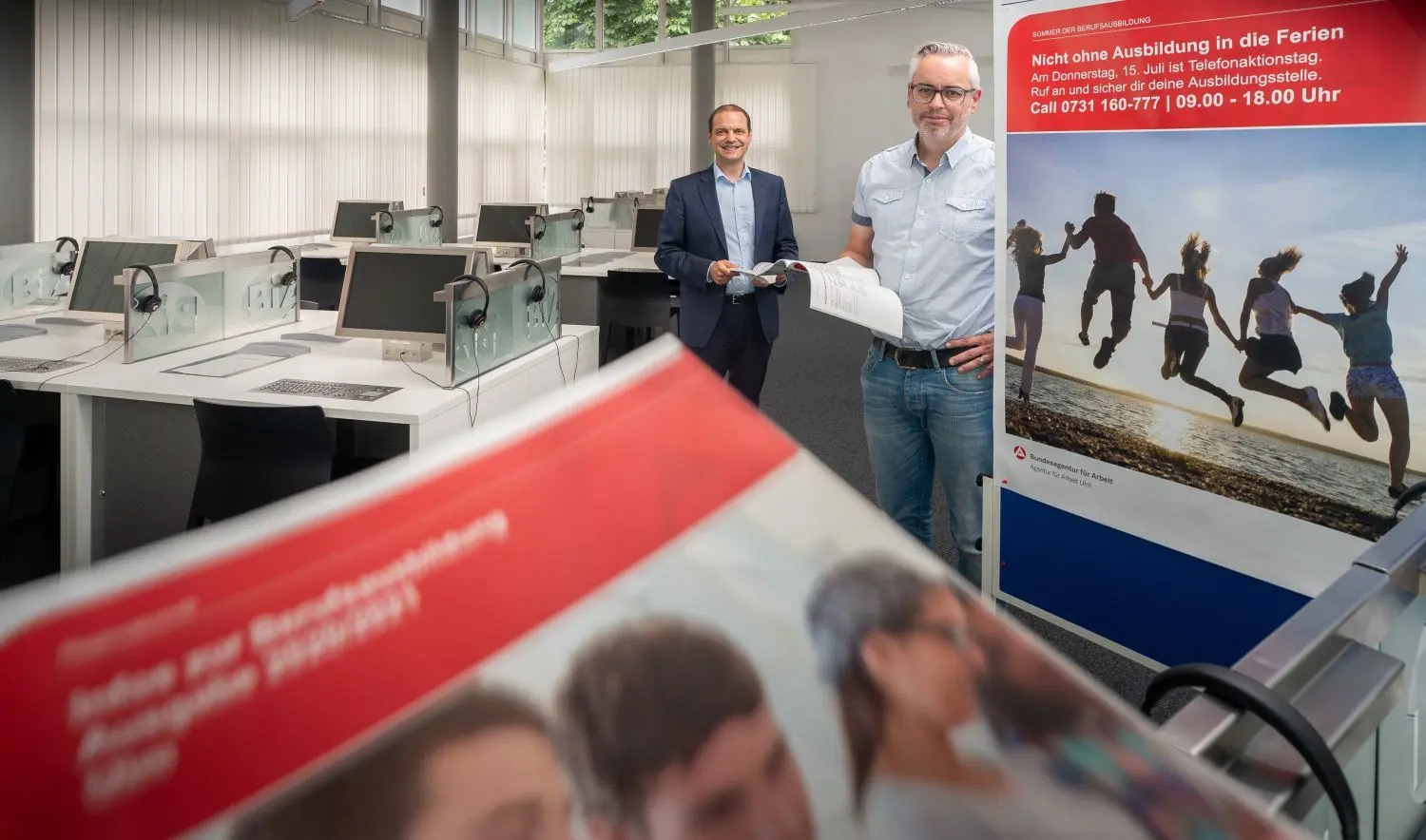 Sie wissen, in welchen Branchen dringend Nachwuchskräfte gesucht werden (links): Mathias Auch, der Chef der Agentur für Arbeit in Ulm, und Frank Groll, Berufsberater. Beide werben unter anderem für die nächste Telefonaktion der Arbeitsagentur, die sich an junge Menschen vor dem Erwerbsleben richtet.