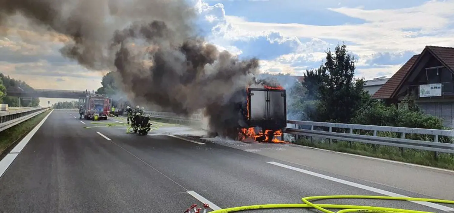 Weithin sichtbar war am Dienstagabend die meterhohe schwarze Rauchsäule des brennenden Kebap-Lasters auf der B 27.