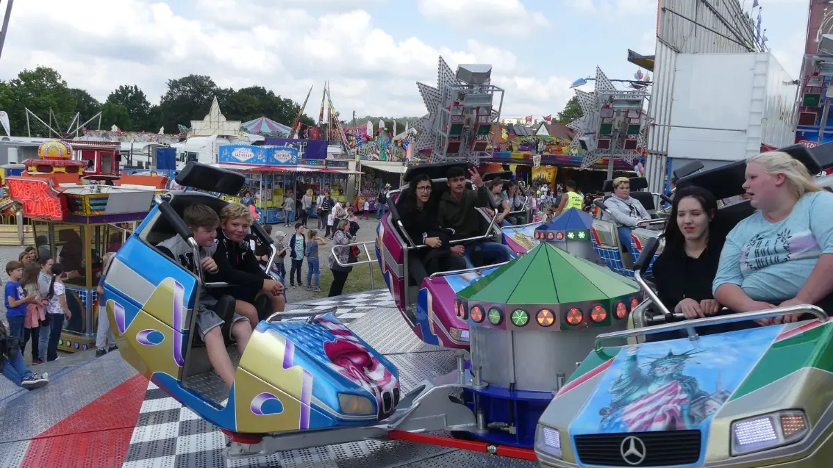 Das Irma-West-Kinderfest in Hechingen nahm nach dem verregneten Sonntagnachmittag am Montag nochmal mächtig Fahrt auf. Auf dem Rummel ging’s lustig zu. Und alles wartete der Nacht und dem großen Feuerwerk entgegen.