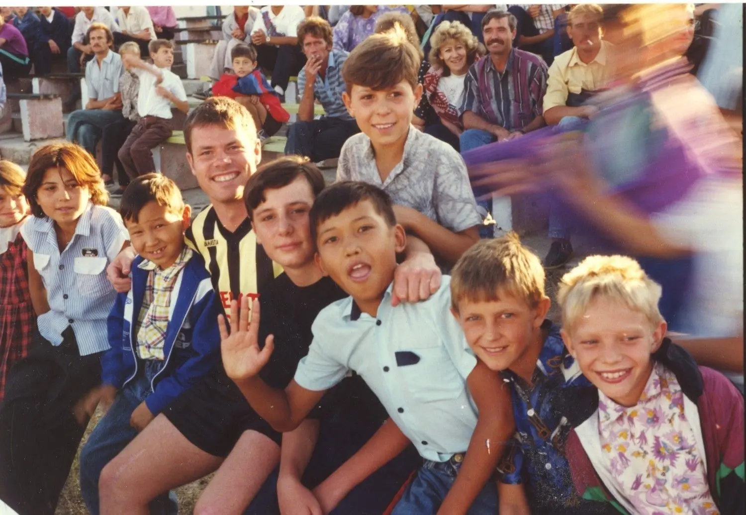 TSV-Spieler Jochen Zimmermann mischt sich unter die jugendlichen Fußballfans. ⇥