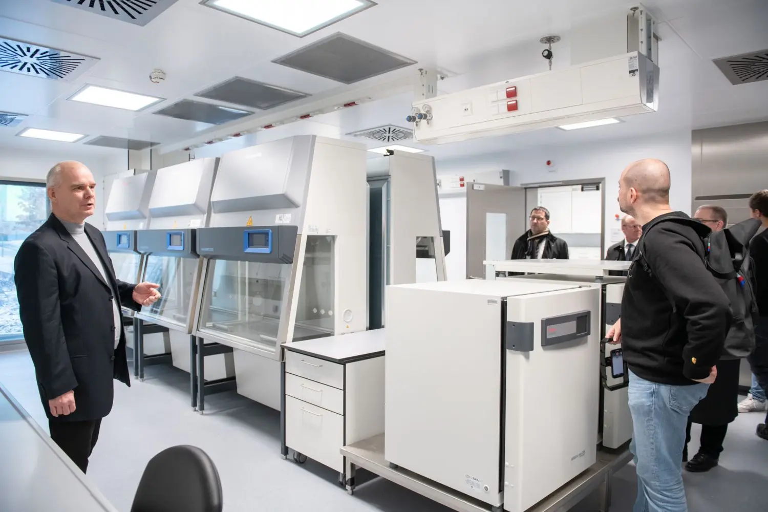 In Ulm gibt es ein neues Hochsicherheitslabor auf dem Uni-Campus. Dort werden Forschende gefährliche Viren unter die Lupe nehmen. Prof. Dr. Frank Kirchhoff (links) führt durch das neue S3-Labor.