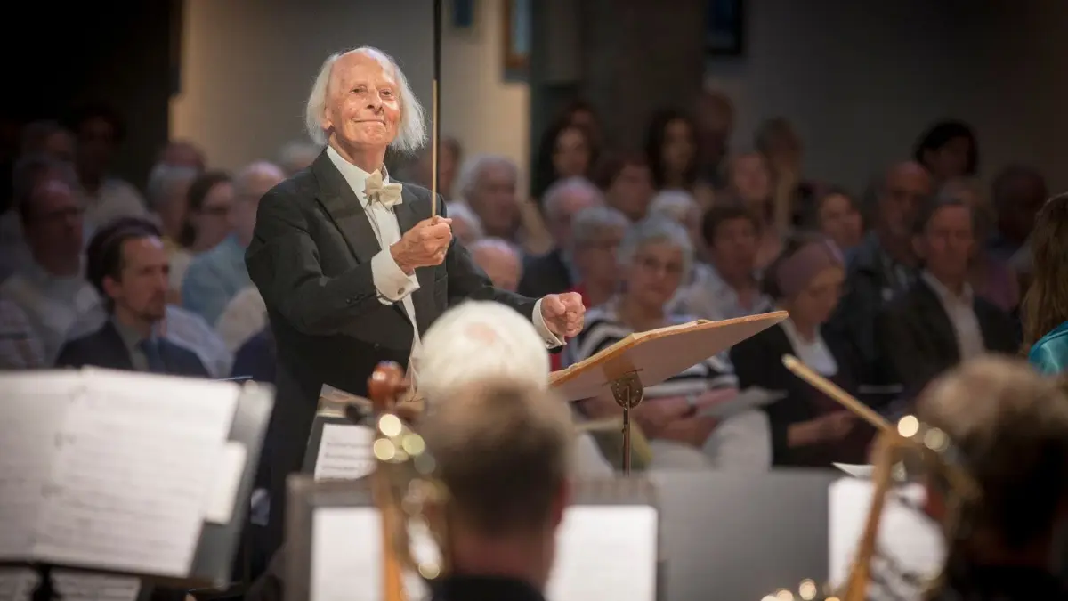 Abschied mit 87: Albrecht Haupt führt mit dem Universitätschor und der Camerata Ulm in der Pauluskirche das Oratorium „Die Jahreszeiten“ auf. In der ersten Publikumsreihe sitzt sein Sohn Manuel (links auf dem Foto), sein Nachfolger. ⇥