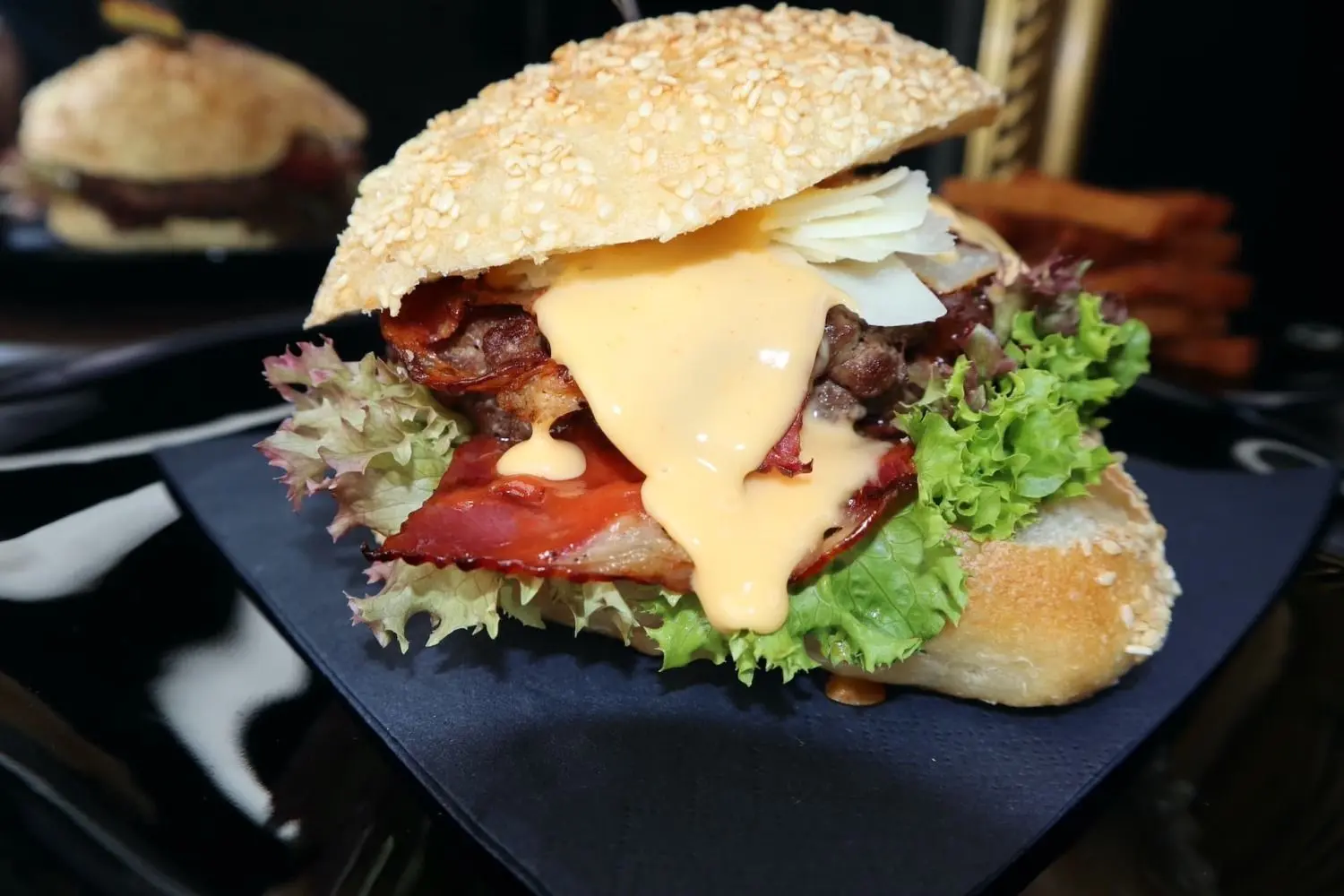 Eine der Kreationen, die Küchenleiter Michael Dreher entwickelt hat: der Black Hawk Burger.