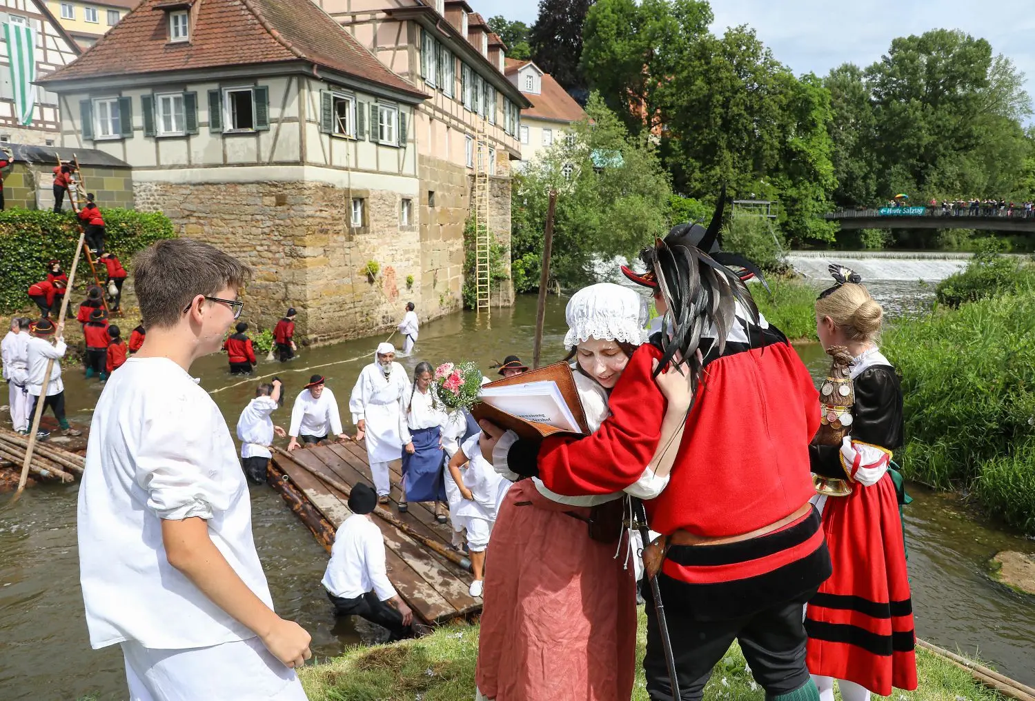 Zum Glück schaffen es die Sieder auch dieses Jahr, den Müller und seine Familie aus der Mühle vor dem Feuer zu retten.