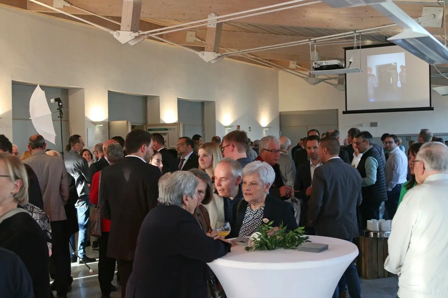 Im Foyer der Stadthalle wird geplaudert und gescherzt.⇥