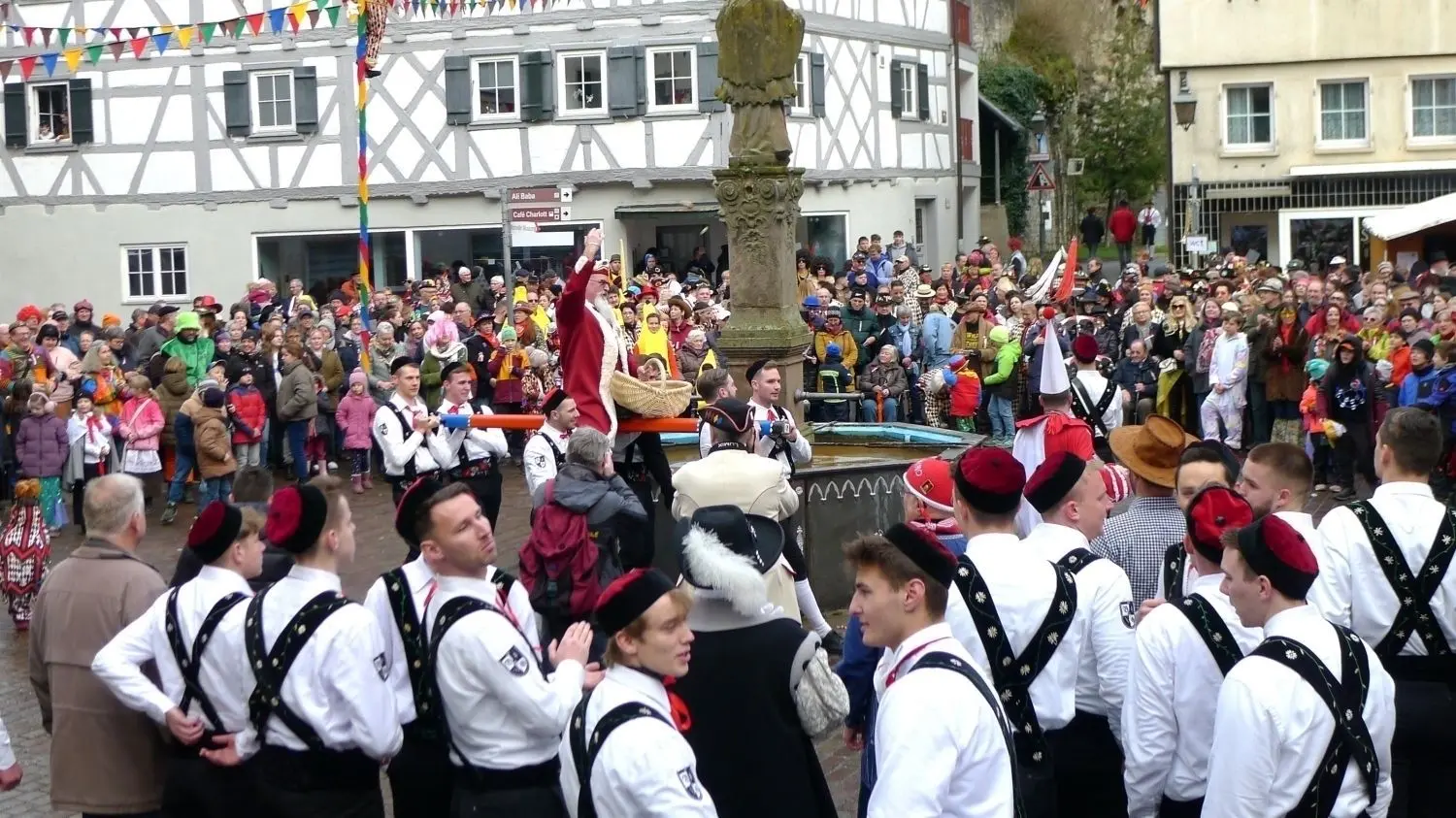 Beim „Historischen Bräuteln“ bevölkerten am Montagmorgen Hunderte von närrischen Zuschauern den Haigerlocher Marktplatz. Punkt 12 Uhr mittags war Schluss, es wurde natürlich kräftig weitergefeiert.