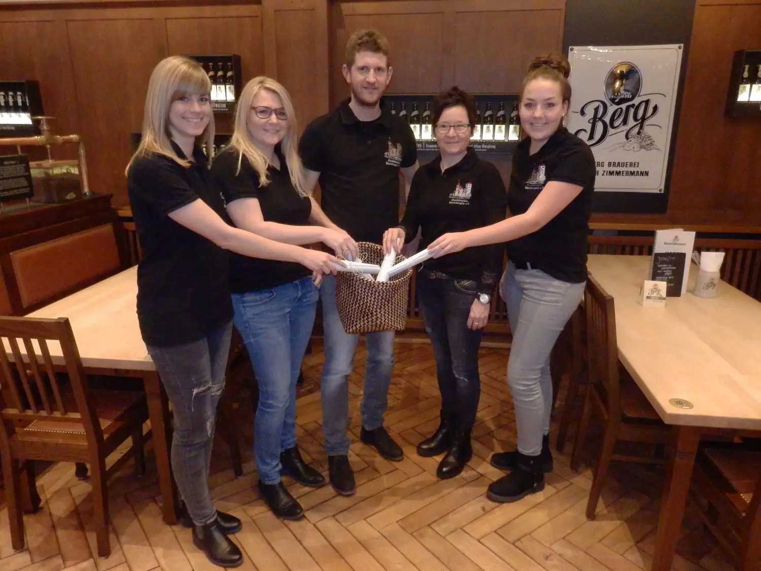 Daniela Fiderer, Kathrin Gerner, Peter Pflug, Heidi Huber und Anja Grab (von links) bei der Auslosung. ⇥
