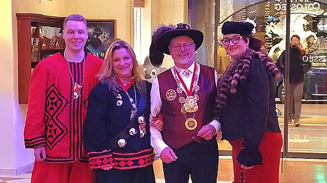 Roland Wehrle, Präsident der Vereinigung Schwäbisch-Alemannischer Narrenzünfte (Zweiter von rechts) mit den Hechinger Narrhallesen Sven Noack, Melanie Lenhart und Carola Kunz.