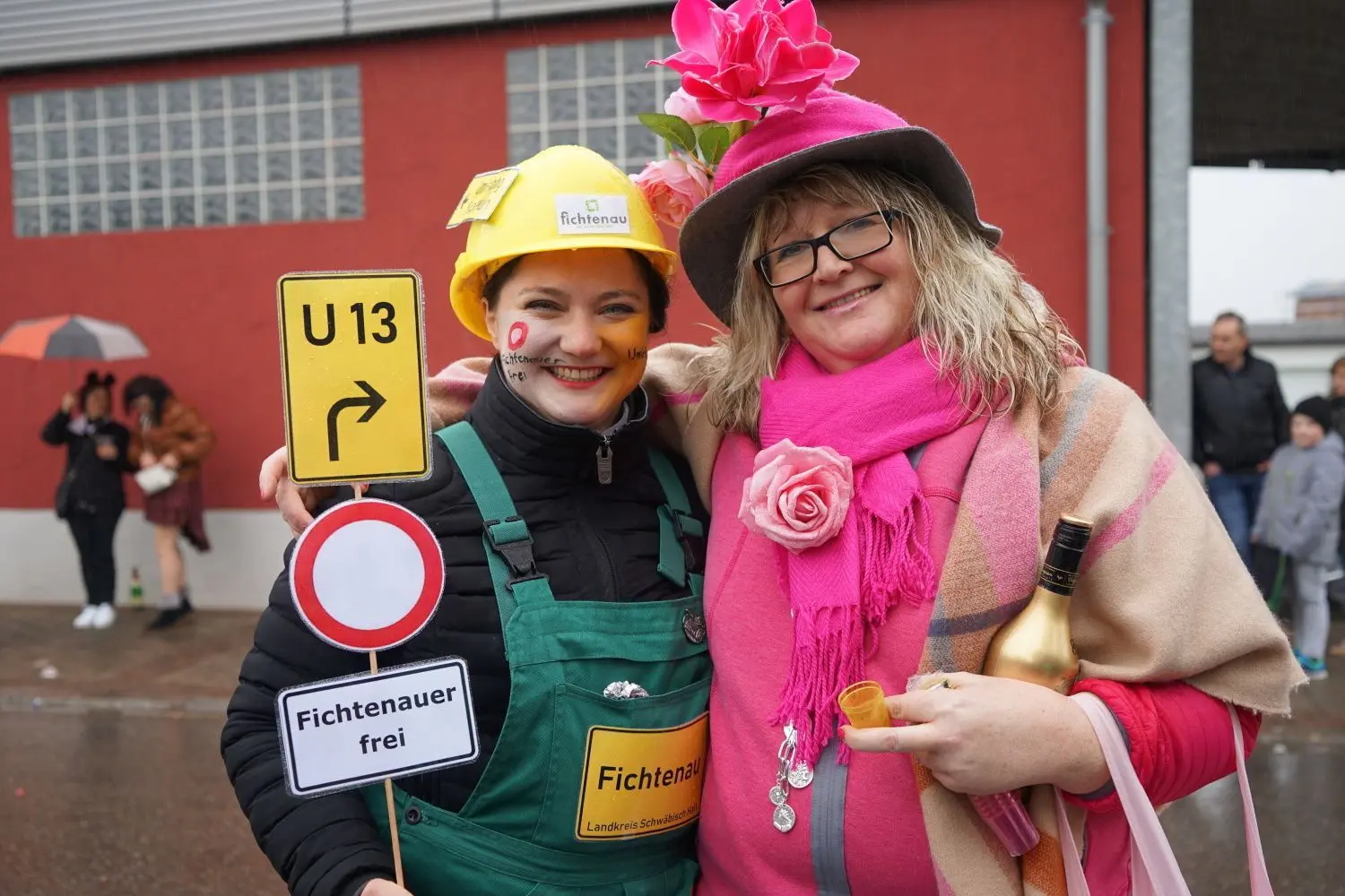 Eindeutiges Statement der Fichtenauer Bürgermeisterin (links) beim Matzenbacher Rosenmontagsumzug.