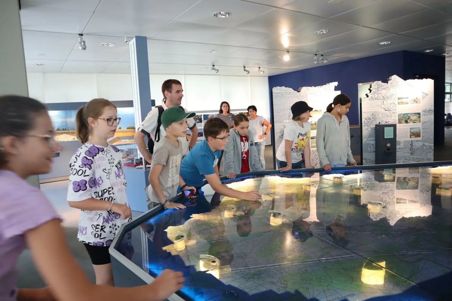Schüler der fünften Klasse in der Ausstellung „Erlebniswelt Grundwasser“ im Wasserwerk. Das Murmelspiel erklärt spielerisch die Bedeutung von Grundwasserschutz.