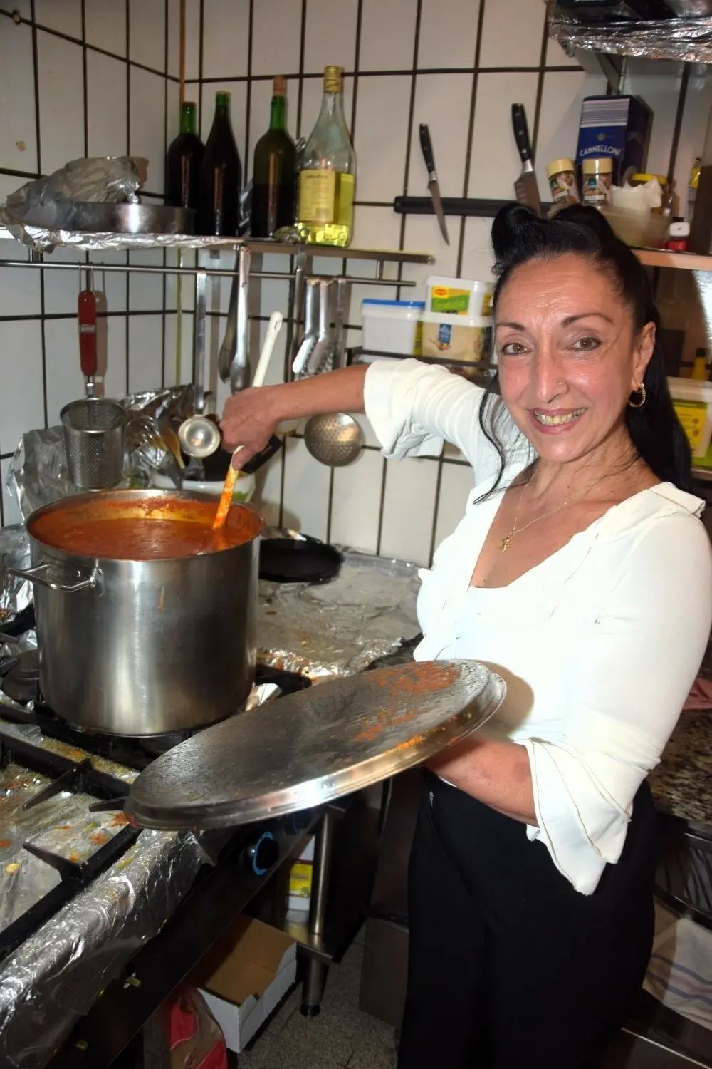 Carmela Altomare bereitet gerade eine Tomatensauce vor.