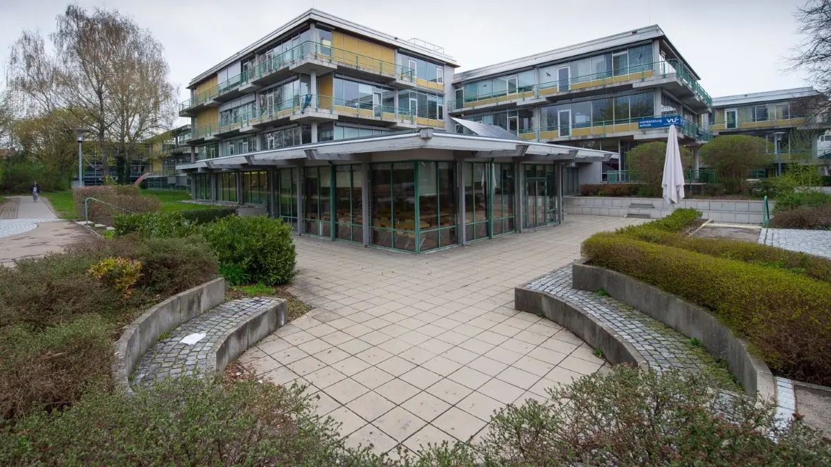 Die Fassade der Valckenburgschule mag vor 40 Jahren eine originelle Konstruktion gewesen sein. Allerdings sind die Wände so gut wie nicht isoliert. In den nächsten Jahren steht deshalb eine Generalsanierung an.⇥
Ulm Falkenburgschule soll für 10 Mio saniert werden