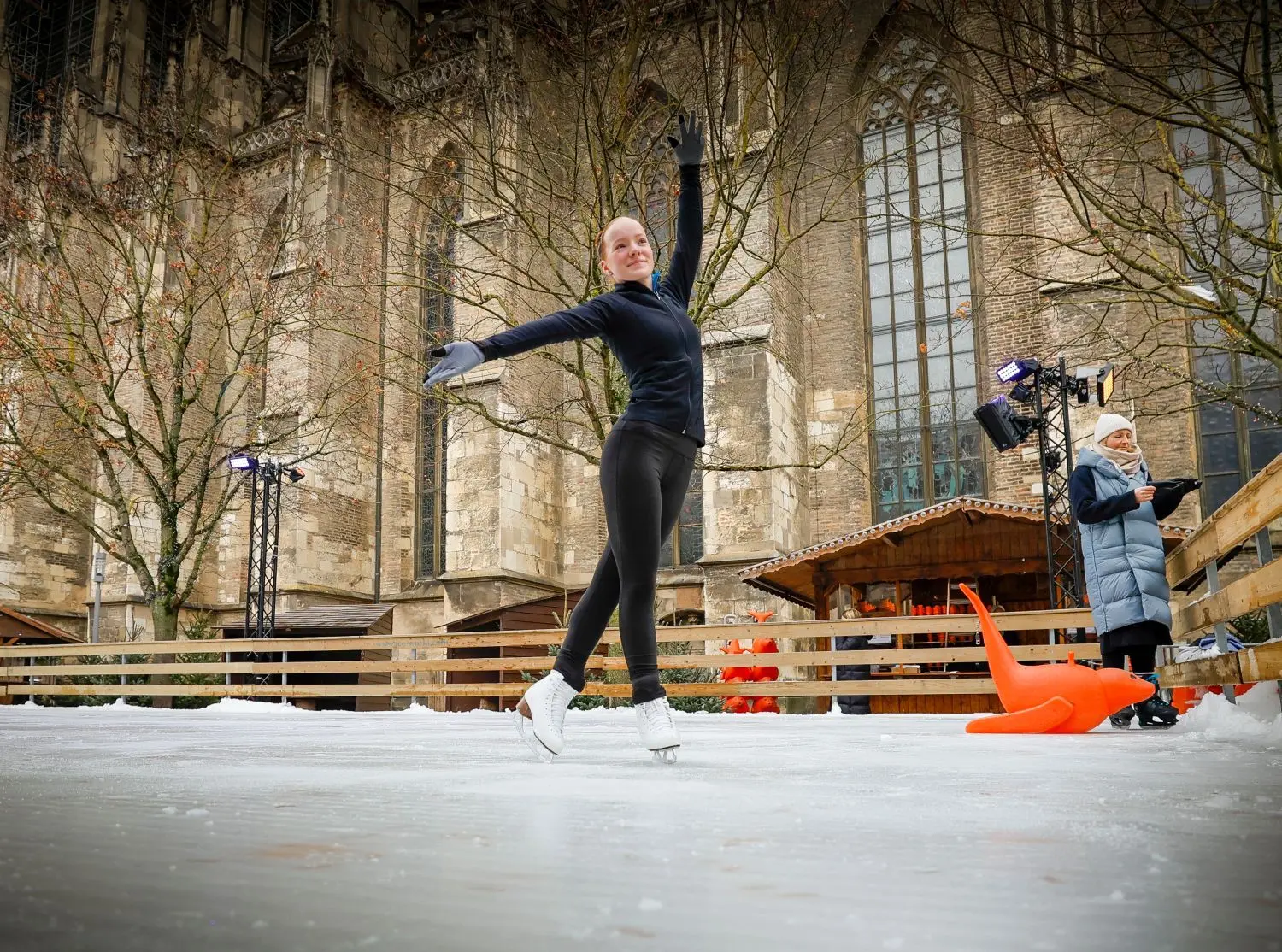 Die Eisbahn ist eröffnet, Pia Schultheiß vom Neu-Ulmer Eislaufverein drehte am Montagvormittag die ersten Pirouetten auf der neuen Eisbahn.