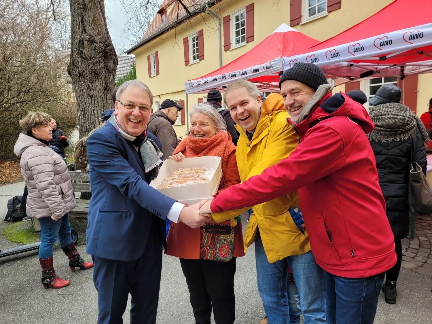 Reutlingens Oberbürgermeister Thomas Keck überreichte Hefezopf an die Vertreter der Arbeiterwohlfahrt.⇥