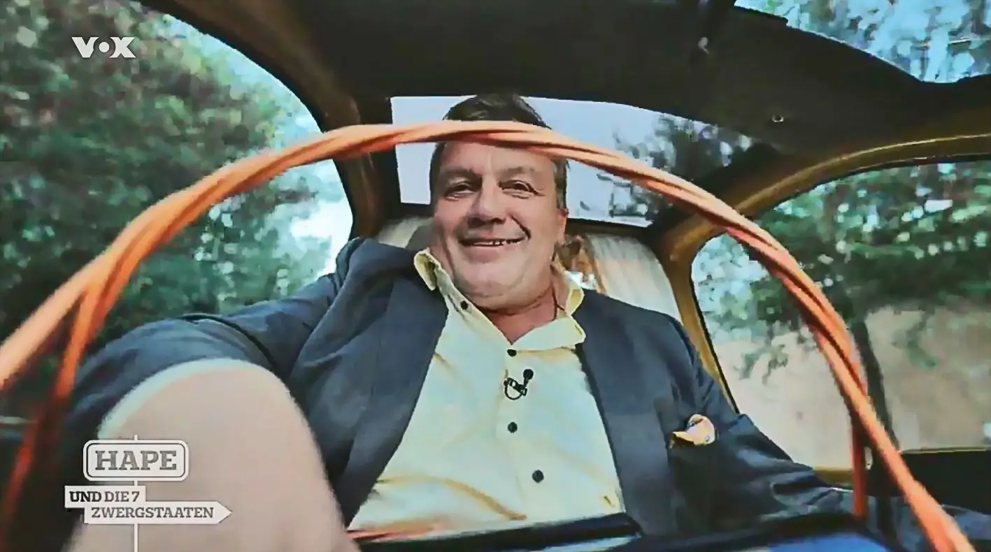 Was in so ein Papamobil made in Burgau nicht alles reinpasst: Hape Kerkeling konnte sogar einen großen Korb mitbefördern.