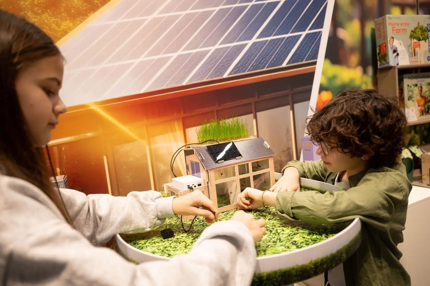 ... oder beim Experimentieren mit dem Eco-Haus.