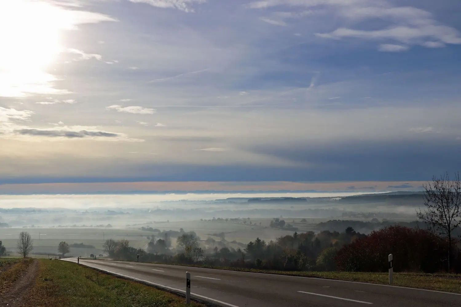 Dieser Ausblick aufs Donautal mit Bussen und einer Fernsicht über ganz Oberschwaben bis zu den Bergen am Bodensee bot sich am Mittwoch am Waldrand beim Spiel- und Grillplatz Sauberg an der Straße von Mundingen kommend. ⇥