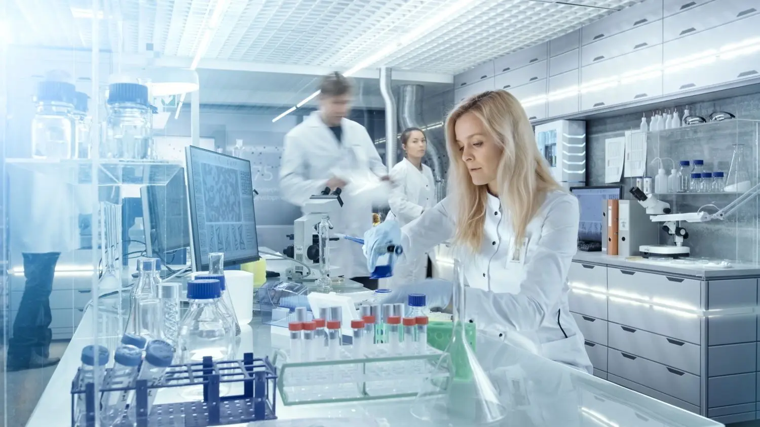In naturwissenschaftlichen Branchen werden Fachkräfte händeringend gesucht.⇥