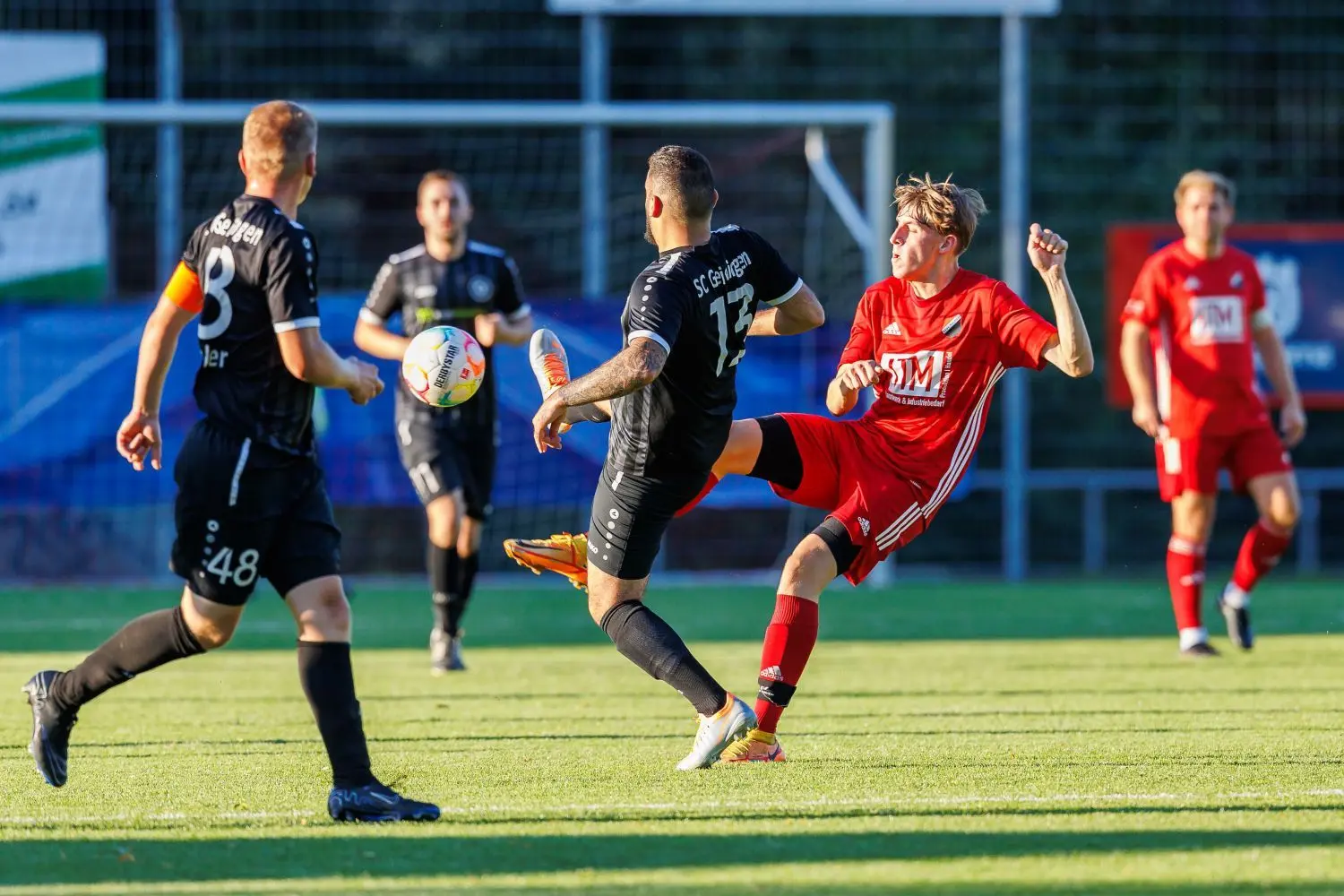 Kampf um den Ball: Der Geislinger Sezer Güler (Bildmitte) im Duell mit Kuchens Fynn Kloß.⇥