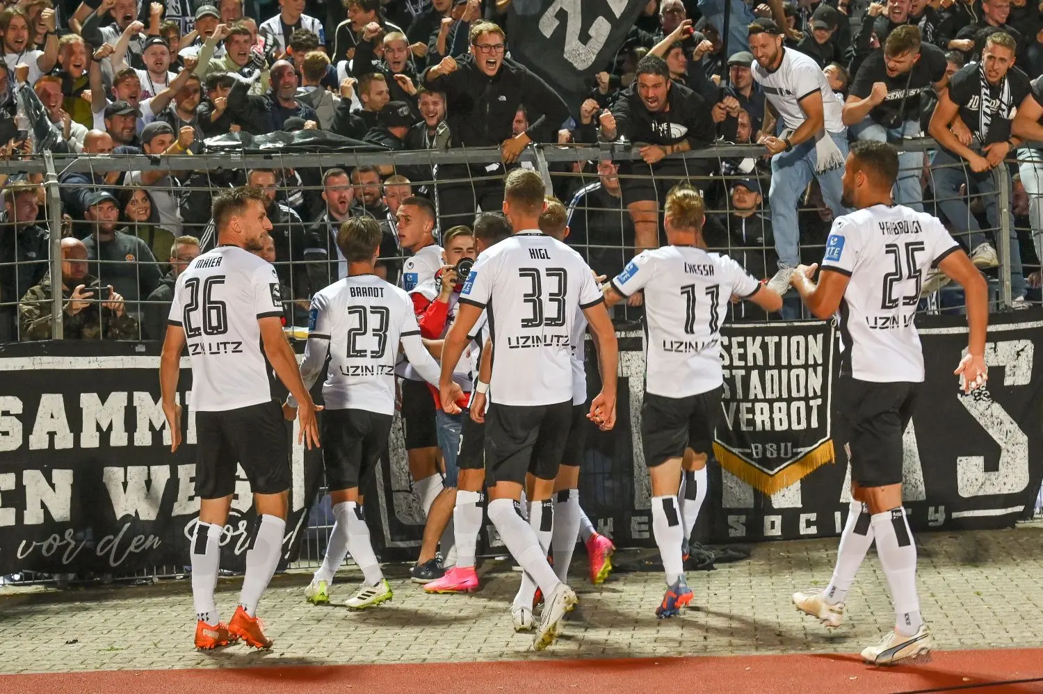 Die Drittliga-Partie zwischen dem SSV Ulm 1846 Fußball und dem TSV 1860 München lockte am Dienstagabend 17 000 Menschen ins Donaustadion.